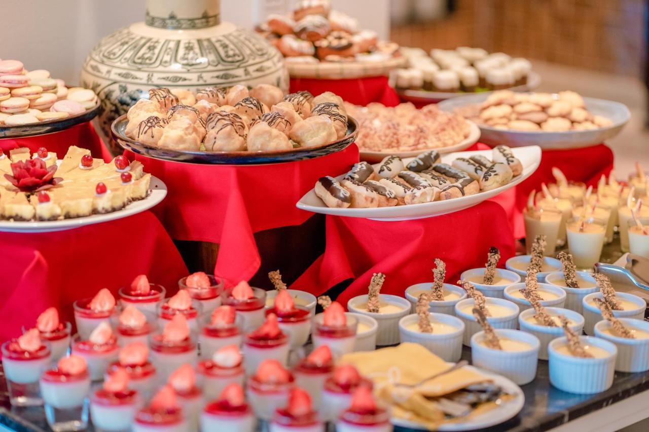 Allegro Hoi An . A Little Luxury Hotel & Spa Екстериор снимка A dessert buffet