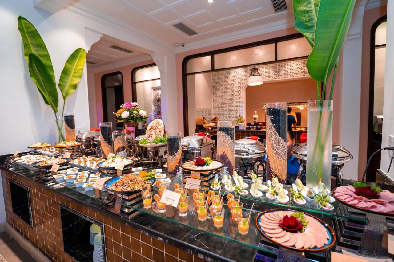 Allegro Hoi An . A Little Luxury Hotel & Spa Екстериор снимка A buffet at a hotel