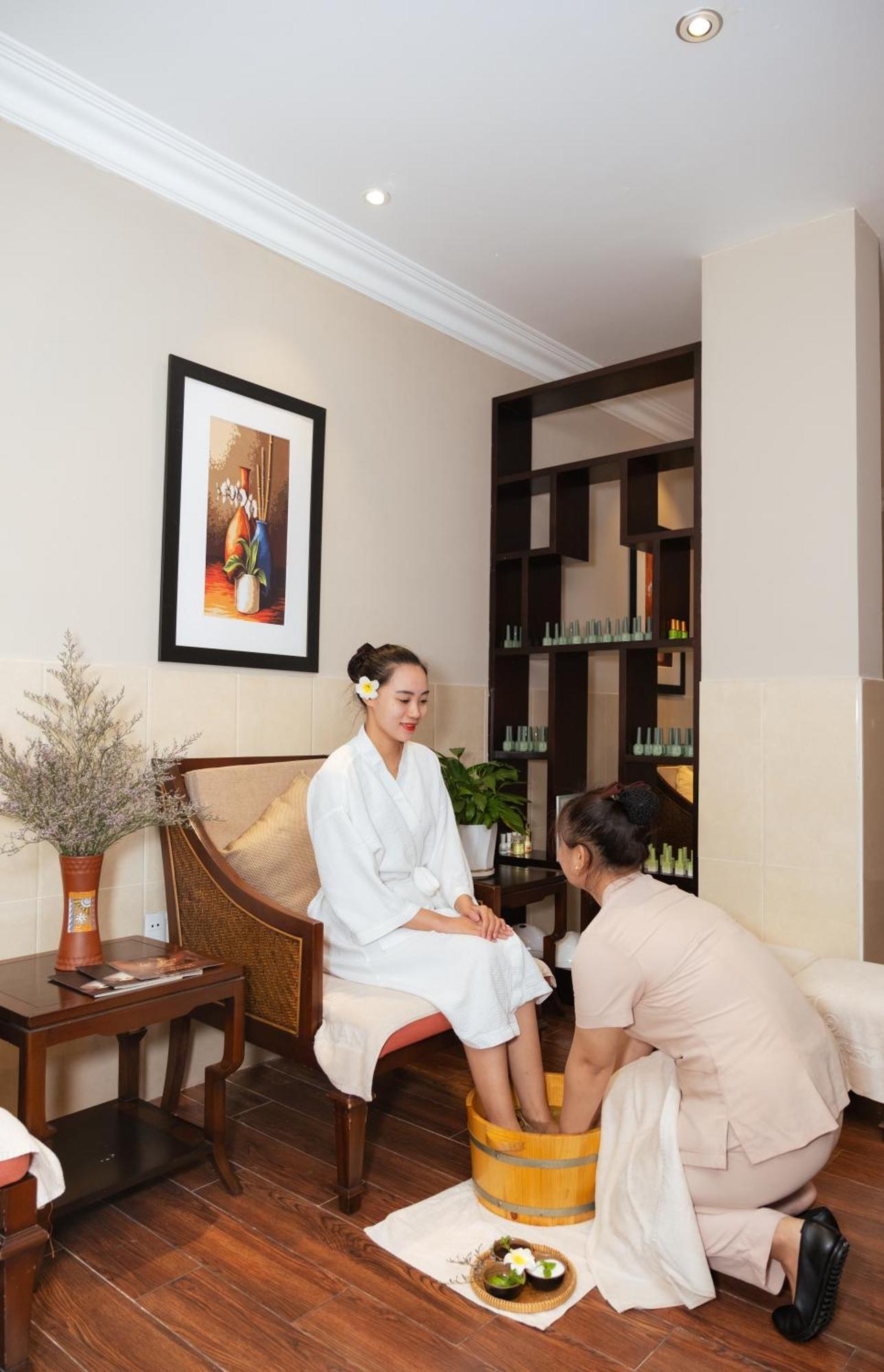 Allegro Hoi An . A Little Luxury Hotel & Spa Екстериор снимка A foot massage