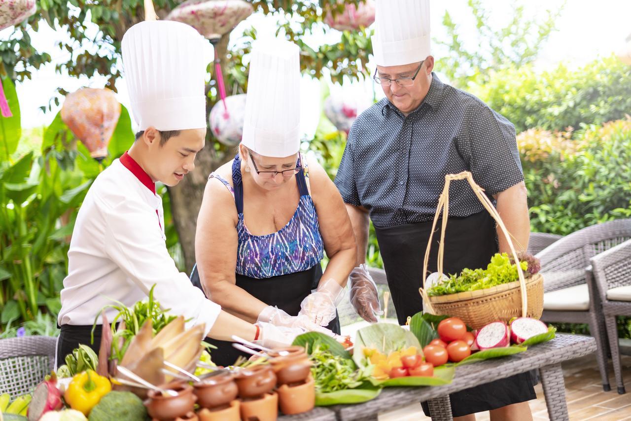 Allegro Hoi An . A Little Luxury Hotel & Spa Екстериор снимка A couple learning to cook Thai cuisine