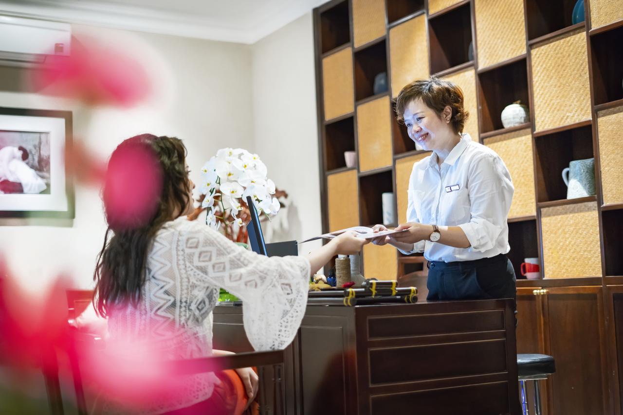 Allegro Hoi An . A Little Luxury Hotel & Spa Екстериор снимка A guest checking in at the hotel